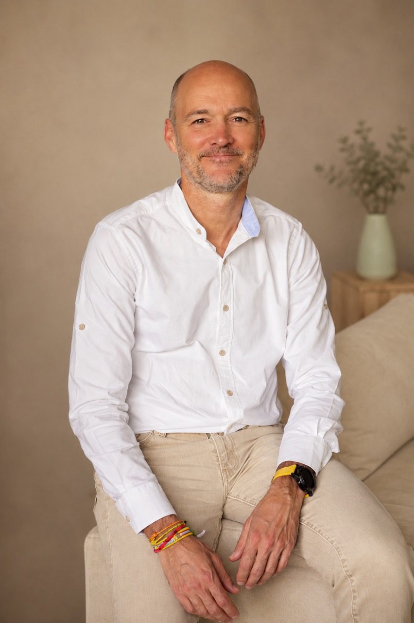 Dr. David León